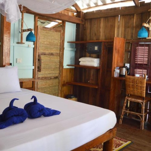 Chatki na wyspie Koh Rong 2.jpg